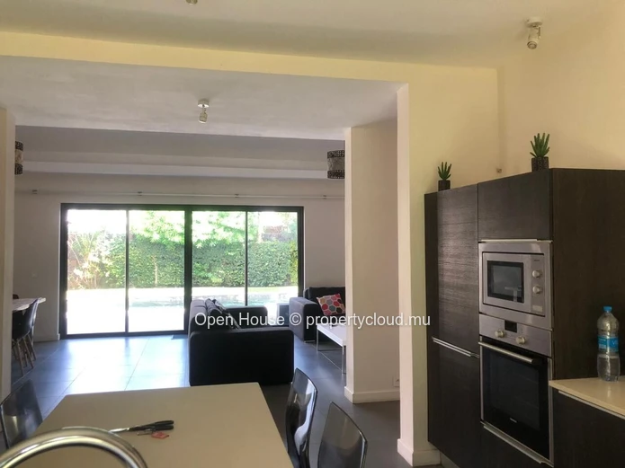 Villa PDS à vendre à Péreybère, 221m² habitables, terrain de 681m², 3 chambres + 1 bureau, piscine privée, 1 garage e...