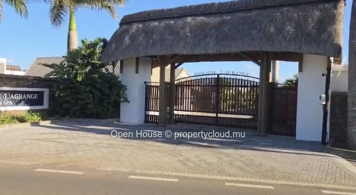 PDS villa for sale in Grand Baie - 435m² of living space - 4 bedrooms including 1 independent apartment - 855m² plot ...