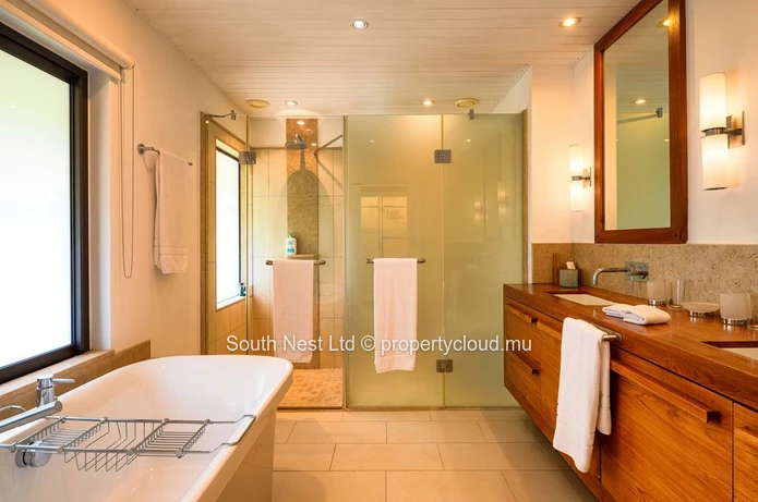 Exceptional 6-Bedroom Golffront Villa with Panoramic Sea & Île aux Cerfs Views