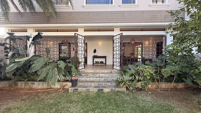 Maison principale spacieuse et élégante de 4 chambres meublée + maison d'amis de 2 chambres avec piscine privée à Per...