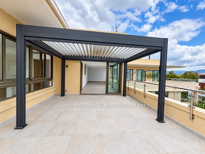 Luxury Penthouse with Rooftop, Sea Views and Beach Access