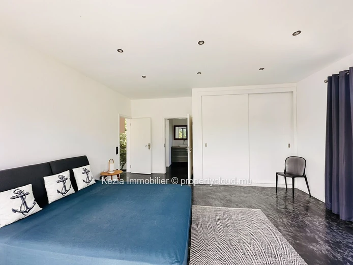Contemporary Villa In The Heart Of An Exceptional Garden