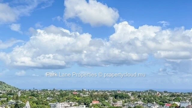 Superbe appartement moderne de 330 m² avec vue imprenable sur la montagne et la mer