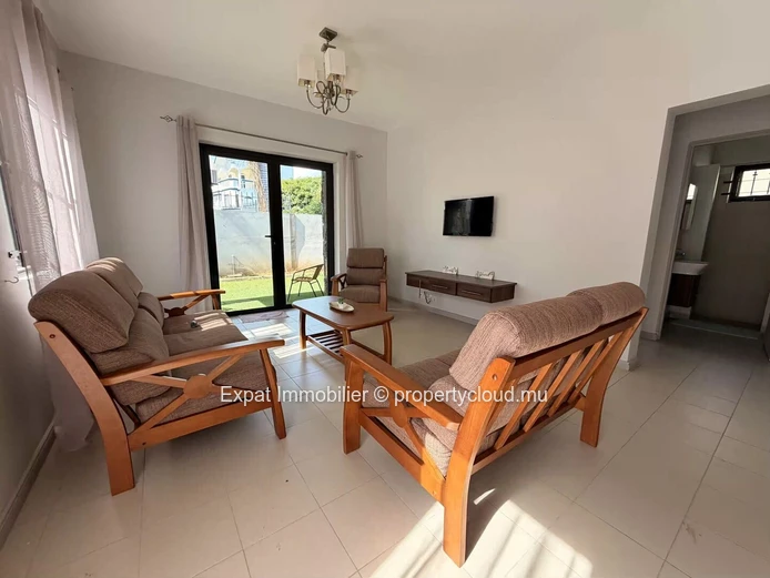 2-Bedroom Apartment with Shared Pool for Rent – 500m from Flic-en-Flac Beach