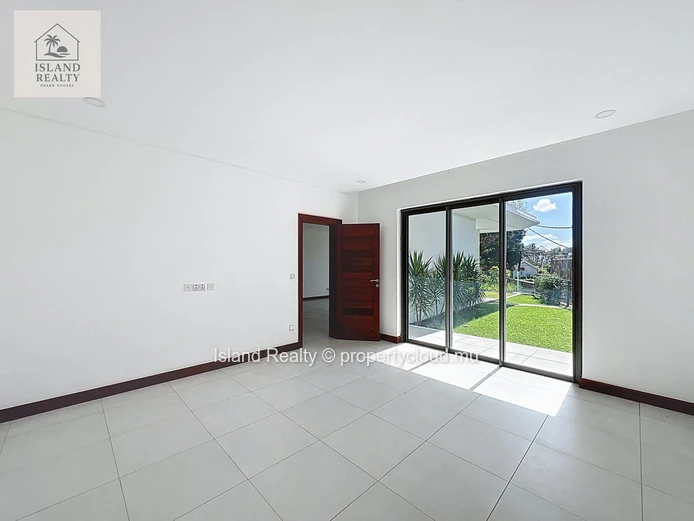ISLAND REALTY offers you a real gem in Petite Pointe aux Cannoniers: a magnificent 229 m² apartment located just a 2-...