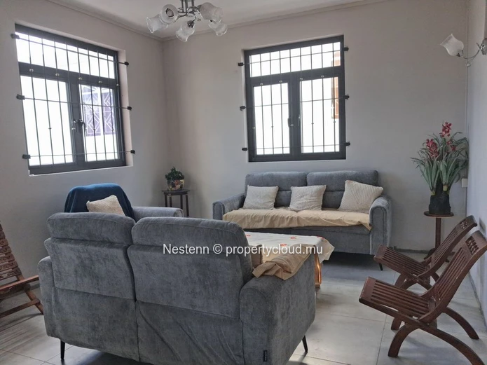 Maison neuve dans un quartier tranquille 