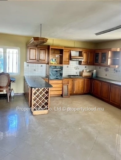1st Floor Apartment: HillCrest Avenue / Corner of Avenue Des Dodos