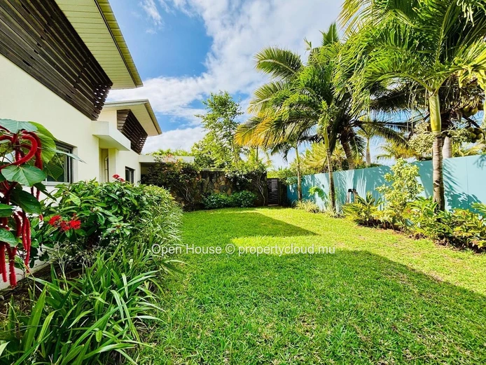 VILLA RES à vendre à Grand Baie# Domaine prisé # 3 chambres dont 2 en suite, piscine privée. Accessible aux étrangers.