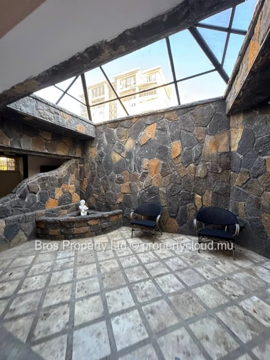 Villa 4 chambres à louer - Floreal, Curepipe | 110 000 roupies par mois | Terrain de 50 perches | 6 000 pieds carrés