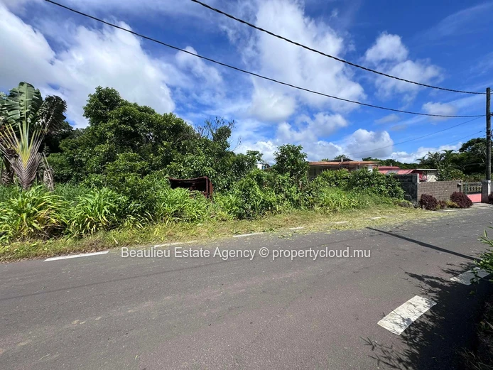 Residential plot of 7 perches for sale on Camp Tourel Road.