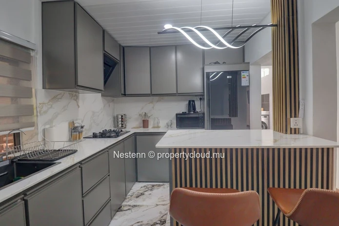 Appartement meublé moderne à Coromandel, comprenant 2 chambres, 1 salle de bain, une cuisine séparée et un jardin. Pr...
