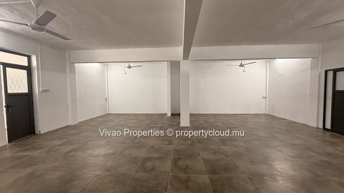 Exclusivité sur route principale au cœur de Port-Louis - Local commercial de 275 m² à louer au premier étage (Mandat exclusif)
