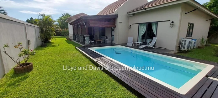 Elegant 3-Bedroom House with Mezzanine in Tamarin – Secure Estate