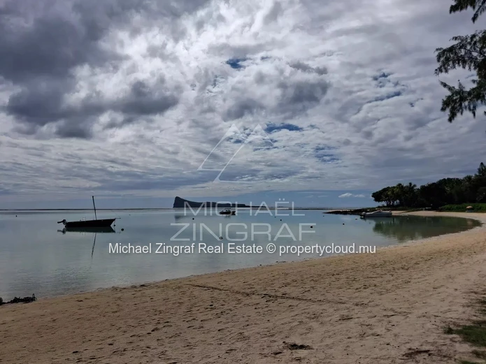 1-Bedroom Duplex with Direct Beach Access – Pereybere