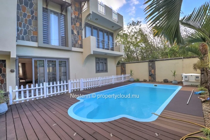 Maison de 4 chambres magnifiquement entretenue avec piscine 