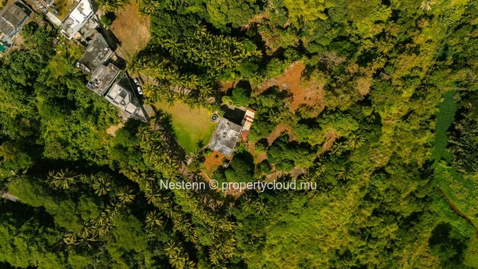 Spacious 275 m² house of 9 bedrooms with sea and mountain views.