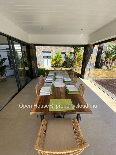 Villa d'architecte de 400m2, terrain de 1210m2, 5 chambres en suite dont master, mezzanine, piscine, magnifique jardi...