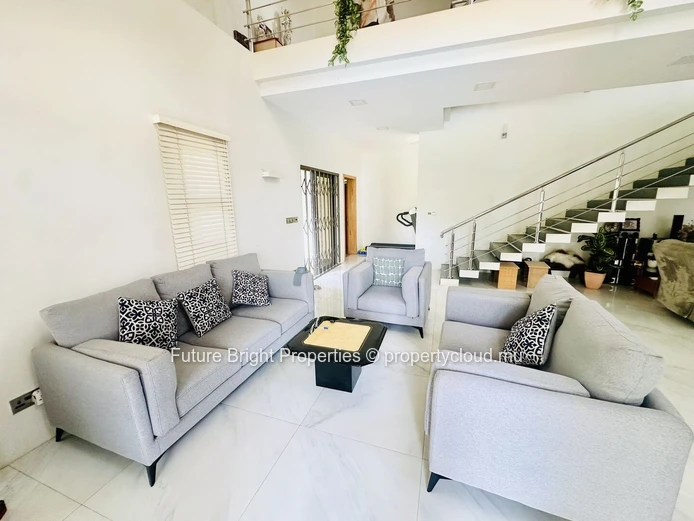 À vendre : Une œuvre contemporaine avec un terrain expansif et un cadre de vie de luxe.