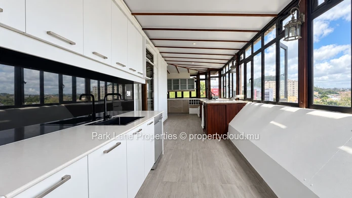 Living at the top, in the heart of Quatre Bornes!