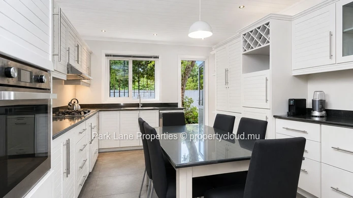Maison familiale  de 400m2 à Moka  avec piscine, grand jardin et vue Montagne