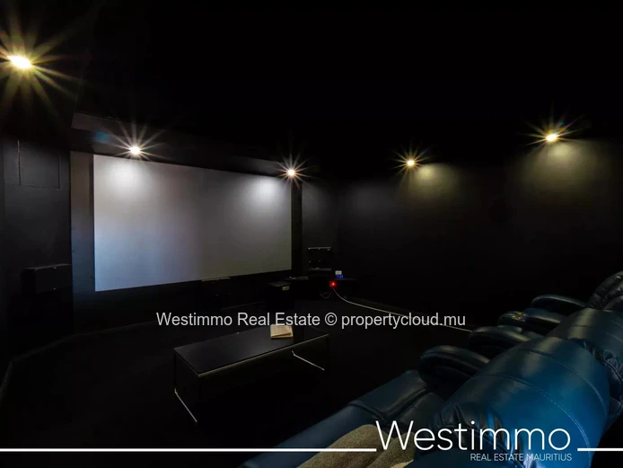 4-bedroom house with cinema and pool for rent in Flic en Flac