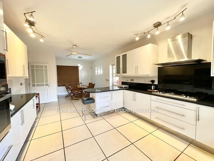 Maison familiale spacieuse de 4 chambres à Quatre Bornes