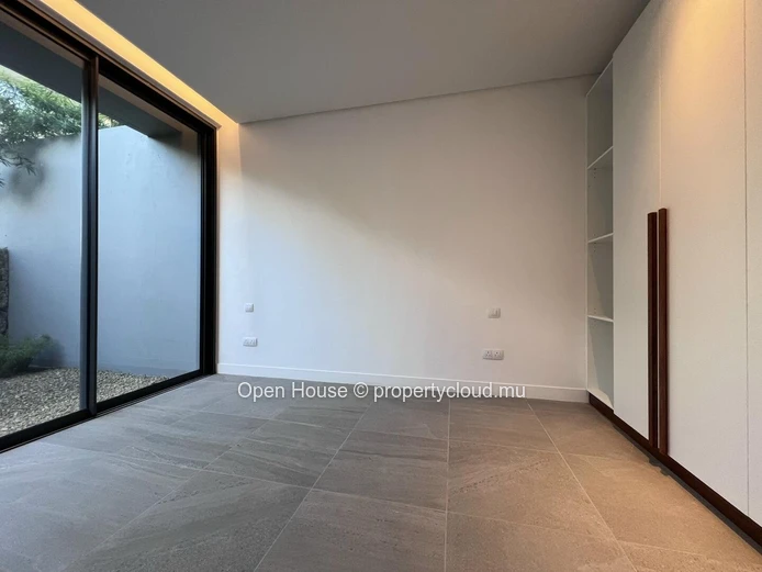 Townhouse PDS à vendre à Rivière Noire, Tamarin, 250m², terrain 500m², 4 chambres, piscine privée, vue mer, Rs 50M.