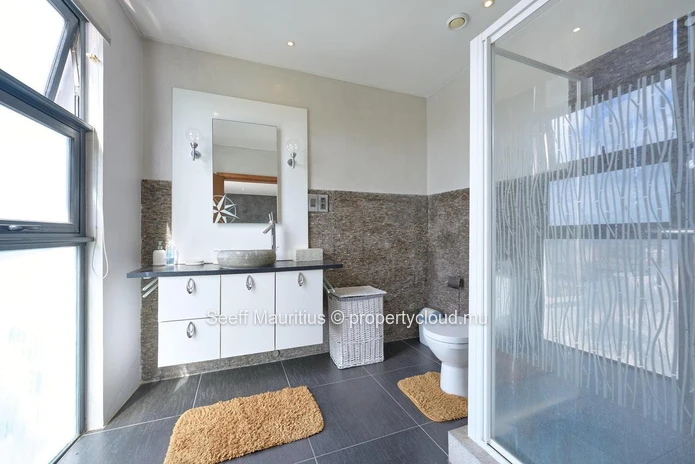 L'élégance moderne rencontre le confort dans un penthouse de designer
