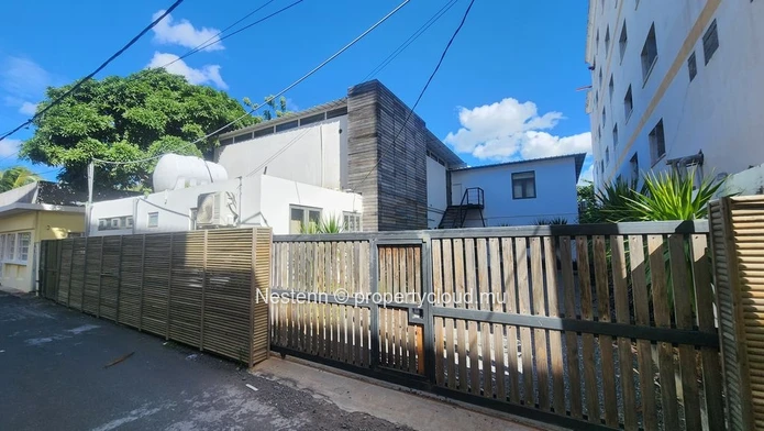 Spacious duplex office of 200 m² close to amenities
