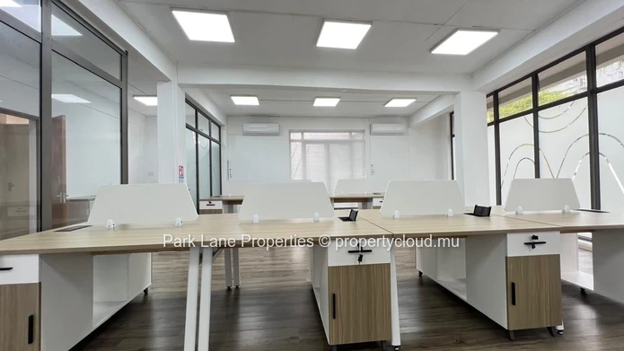 Bureau au premier étage – Emplacement stratégique au cœur du centre-ville de Quatre Bornes