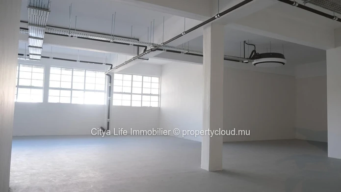 "Spacious Floréal Office for Rent with Prime Location and Amenities - 148m² at Rs 90,280"