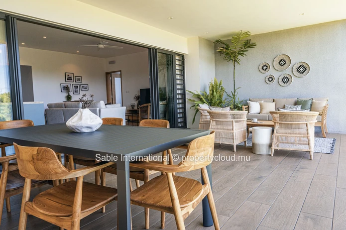 Spacious Apartment with Sea Views and Beachfront Access in St Antione 