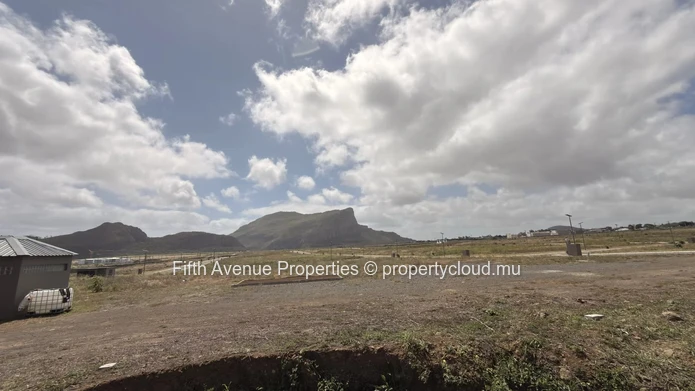 PIERREFONDS - Residential plot 666m2