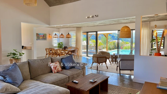 Contemporary Villa for Rent ust Steps from the Sea