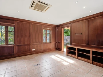 6 Bedroom House
