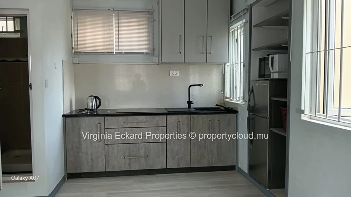 Bureau aménagé 25 m² avec kitchenette et douche – Pereybere