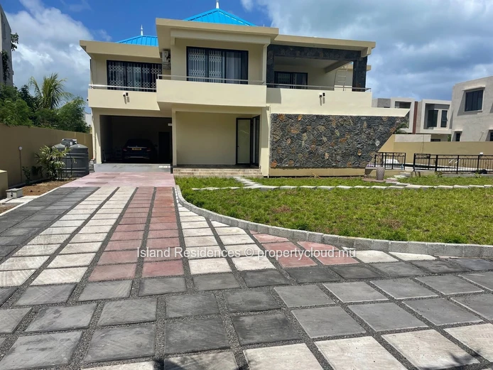 Pereybere - Maison moderne sur un terrain de 800 metrès carrés avec piscine dans un quartier paisible
