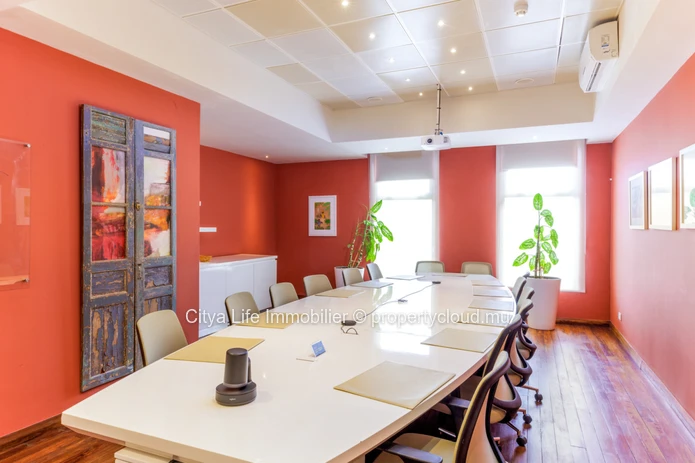 Bureau à vendre à Calebasses, 548m², meublé et climatisé, proche écoles, arrêt de bus et hôpital, coup de cœur, Rs.