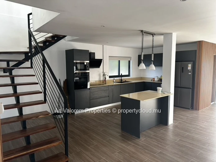 FOR SALE | Beautiful Fully Renovated House with Swimming Pool and Sea View – Flic-en-Flac