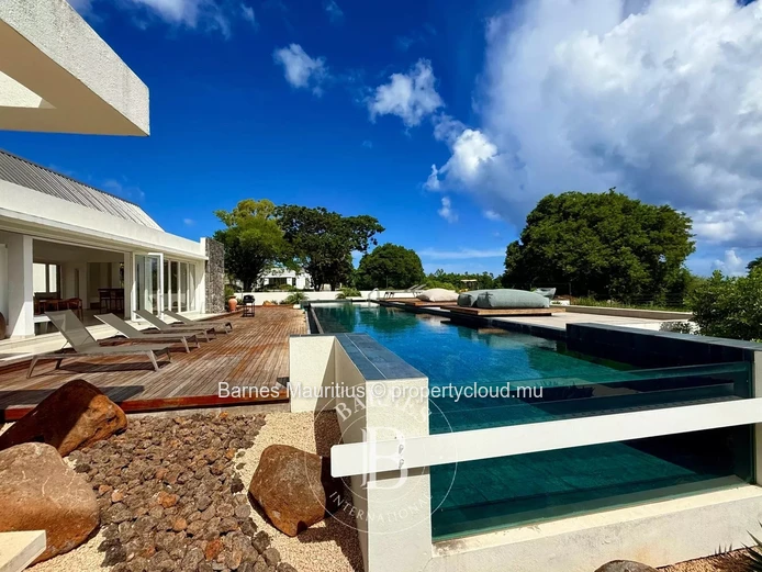 RIVIÈRE NOIRE – Architect-designed villa with mountain view – 3 bedrooms