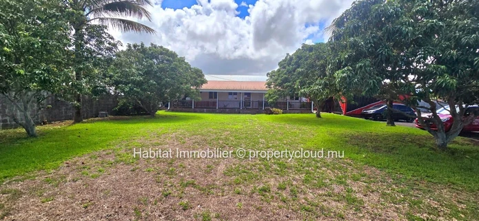 Furnished industrial building of 764 m2 on a plot of 1,037 toises located in Bambous