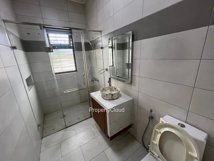 À Louer - Appartement De 2 Chambres Avec Piscine - Ebène 