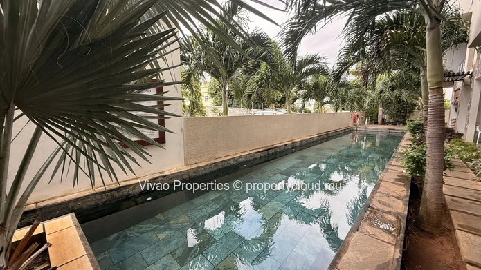 Appartement de 3 chambres en R+2 à vendre à Flic en Flac avec piscine0 Rs
