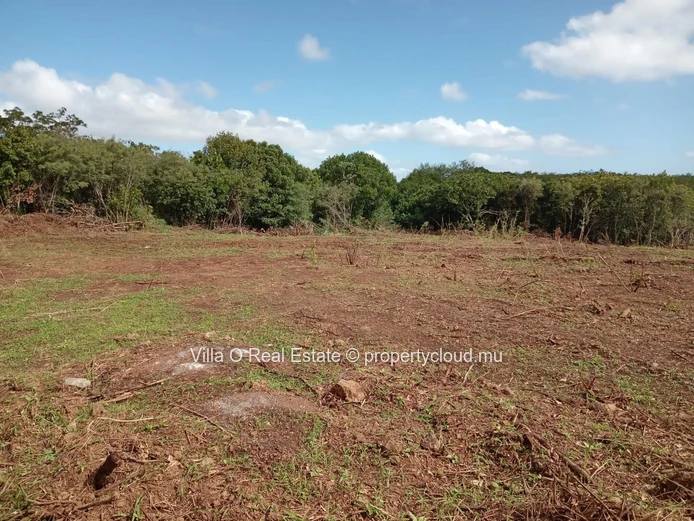 A secure investment with this advantageous location offering 3 access points from Grand Baie, Chemin 20 pieds, and Pe...