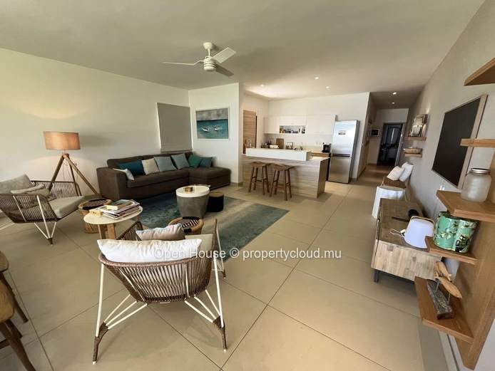 Appartement à louer à Pointe aux Biches, 103m², 2 chambres en suite, vue mer, piscine commune, parking sécurisé.