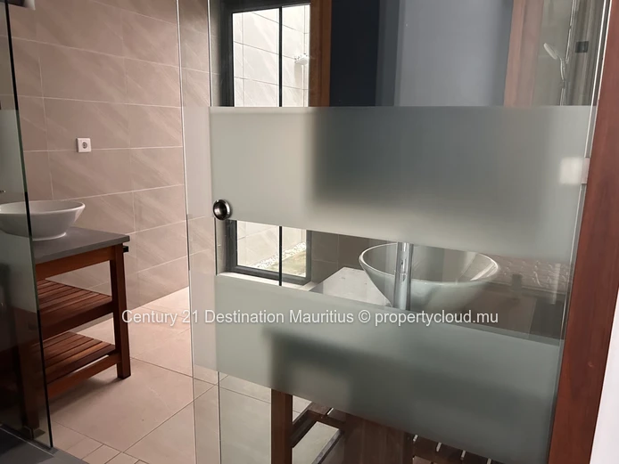 Villa  premium  de 4 chambres en duplex , avec piscine , jardin tropical et prestation de luxe  