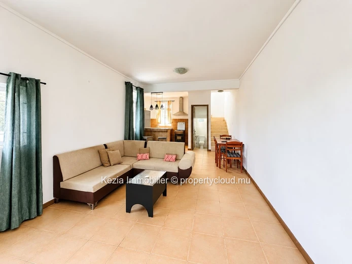 TRIPLEX WITH SWIMMING POOL AND GARDEN Discover this exceptional triplex that perfectly combines comfort and space. Id...