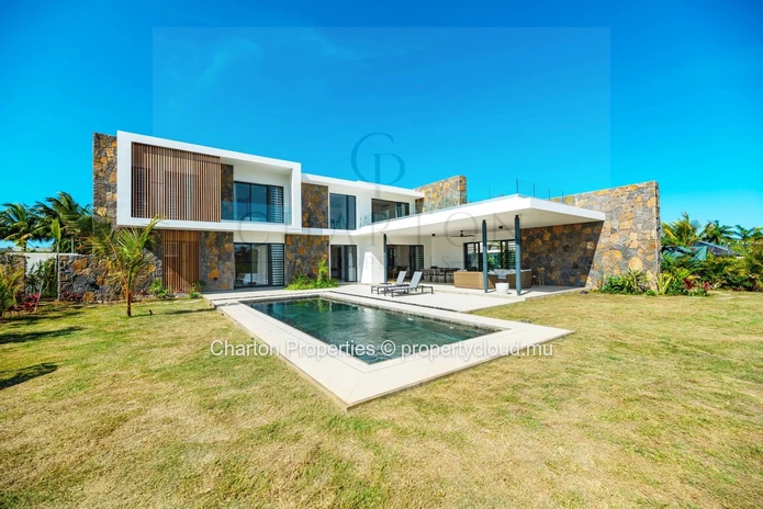 Exceptional 4-bedroom villa facing the golf course with private pool