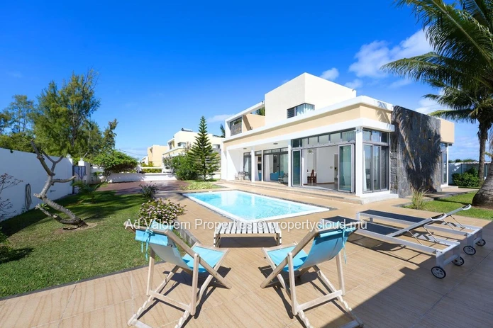 Opportunité rare à Belle Mare – 3 villas individuelles accessibles à pied à la mer