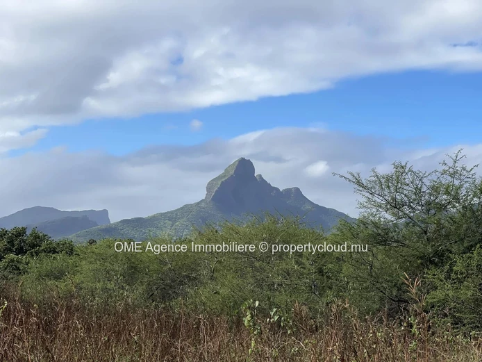 TAMARIN - Spacious land in a secured area